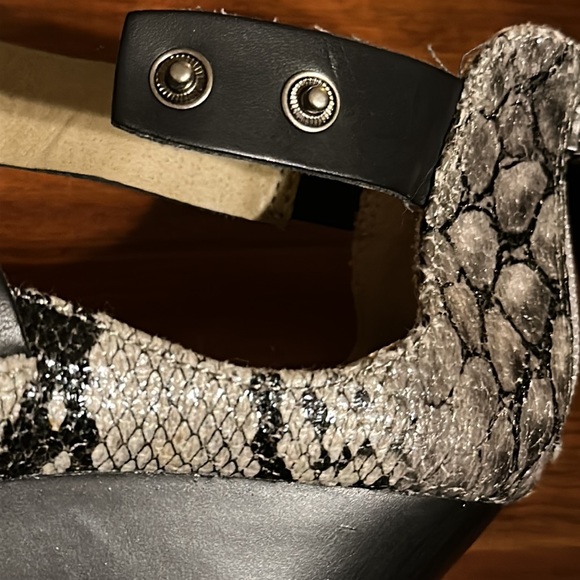 Kenneth Cole Reaction size 7.5 sleek & sexy wedge sandals / shoes - Picture 4 of 7